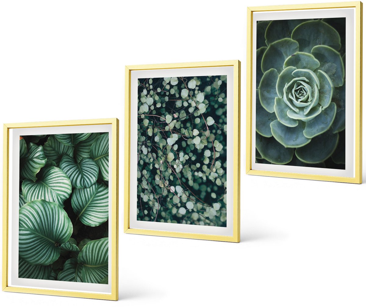 Coloray 3-Delige Schilderij Set - Een Rustig Meer In De Bergen Met Houten Bootjes. - 40 x 40 cm En 40 x 60 cm - Decoratieve Schilderijen - Woonkamer - Interieur - Wanddecoratie