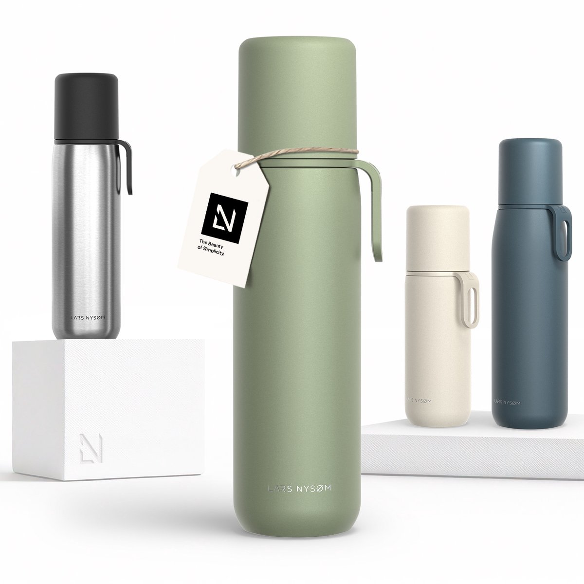 LARS NYSØM Roestvrijstalen Thermosfles - Dubbelwandige Geïsoleerde Drinkfles met Beker en Draagriem, Lekvrije Metalen Fles voor Reizen, Kantoor & Buitenactiviteiten (Sage Green)