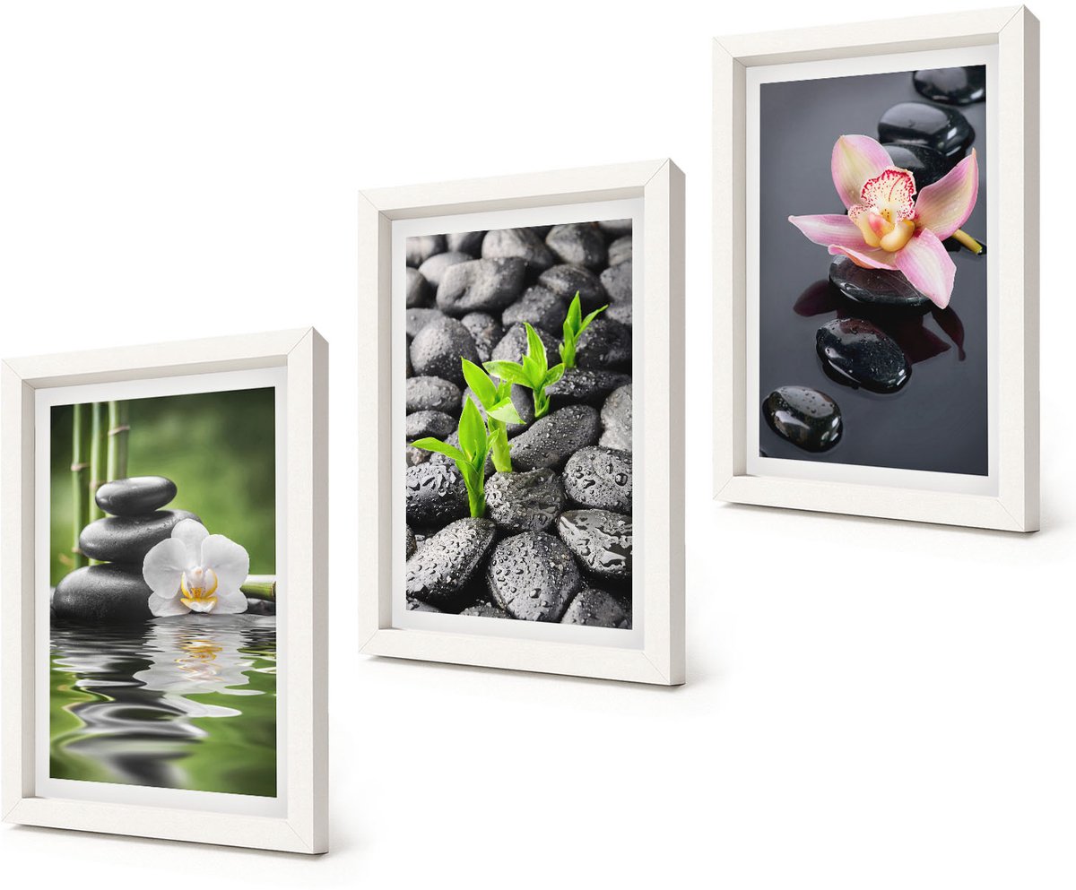 Coloray 3-Delige Schilderij Set - Een serene zen-compositie van stenen met bloemen op water. - 20x30 - Muurdecoratie - Wanddecoratie - Slaapkamer