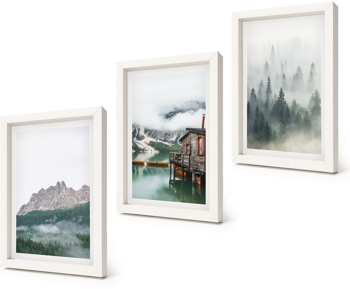 Coloray 3-Delige Schilderij Set - Bergen, meer, huisje en mist in het bos - 20x30 - Wanddecoratie - Woonkamer Decoratie - Interieur Decoratie