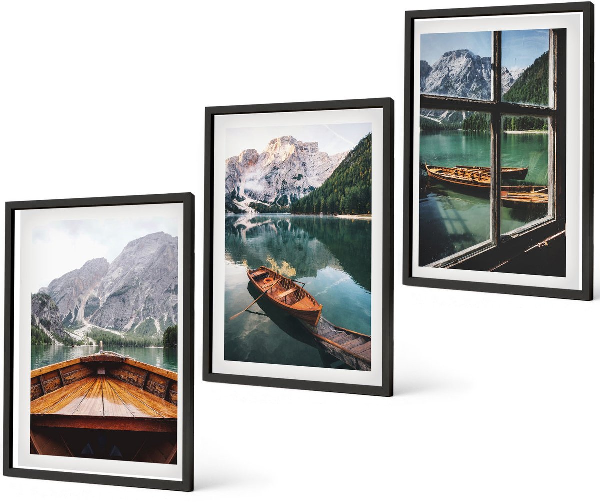 Coloray 3-Delige Schilderij Set - Uitzicht Op Een Bergmeer Met Boten En Een Raam Op De Achtergrond. - 40 x 60 cm - Wanddecoratie - Moderne Interieurdecoratie - Stijlvolle Muurdecoratie