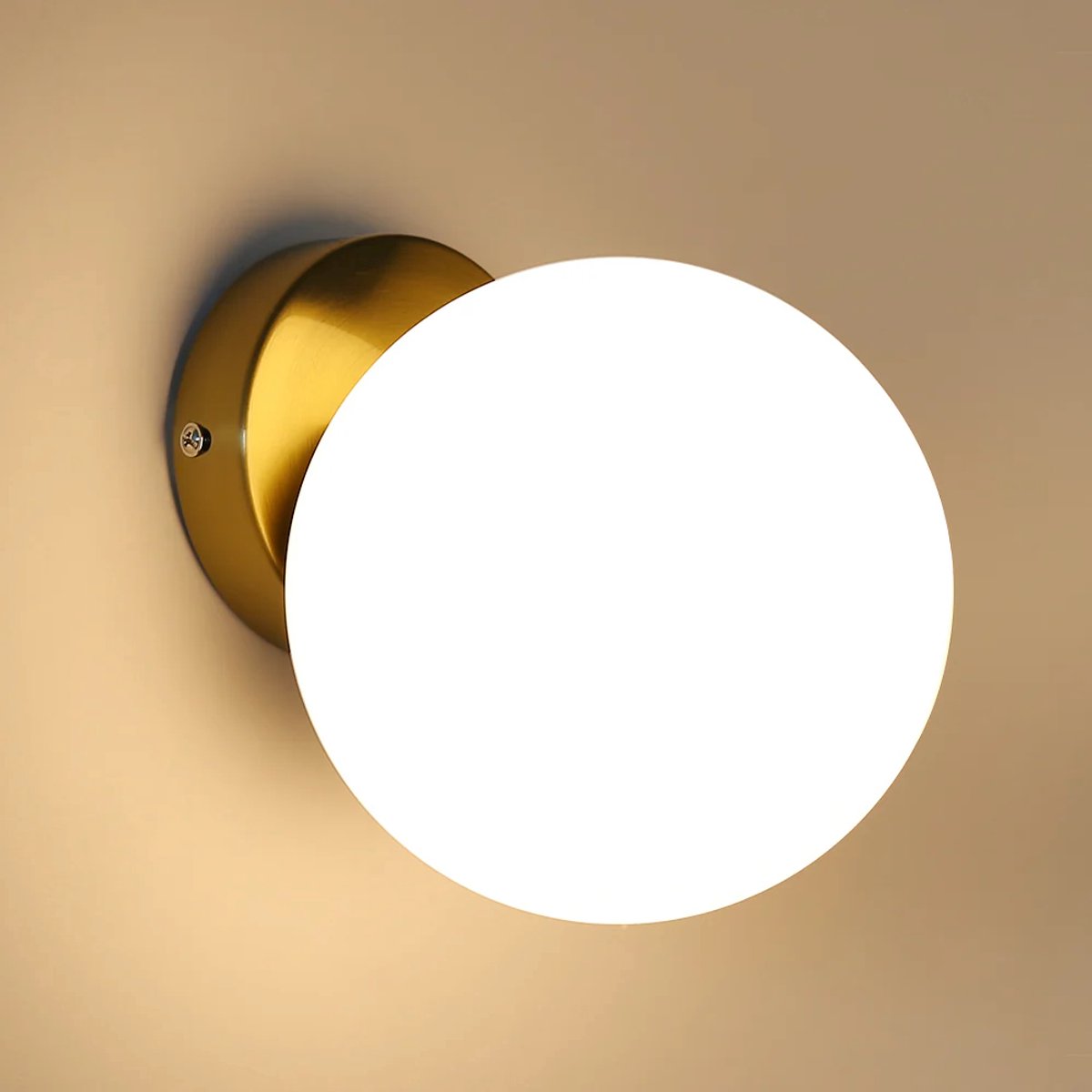 Riserva Wandlamp modern rond goud‑brons, glazen bol 15cm, E27 fitting max 60W zonder lamp, ijzer + glas, voor trap, gang, balkon, zolder