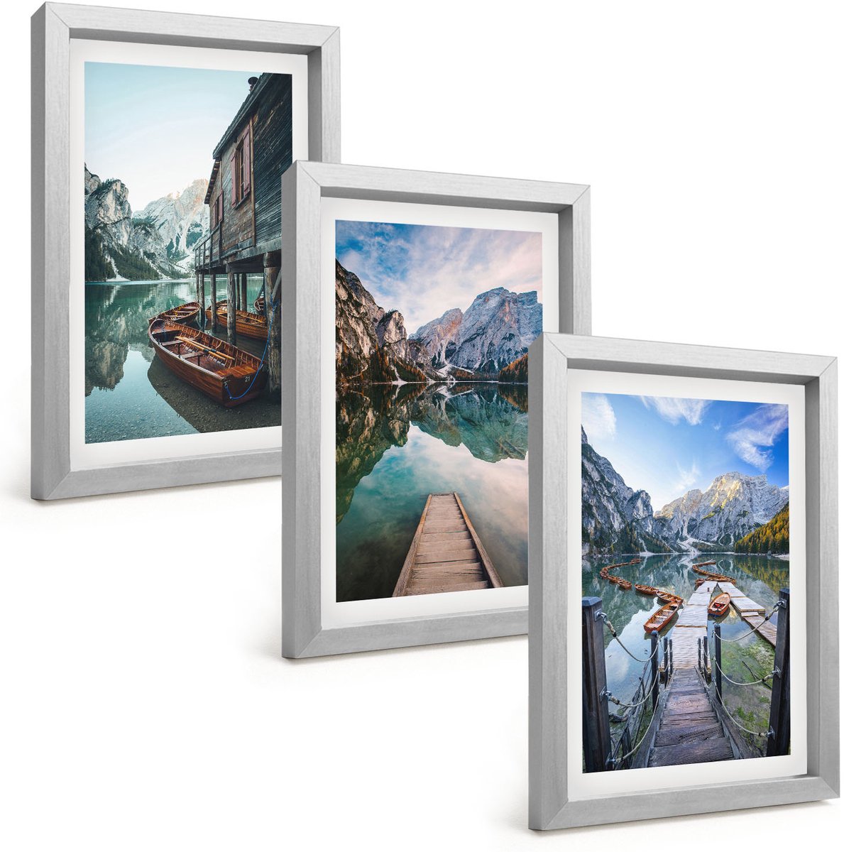 Tulup 4-Delige Schilderij Set - Een rustig meer in de bergen met houten bootjes. - 20 x 30 cm - Stijlvolle Muurdecoratie - Kantoor - Wanddecoratie