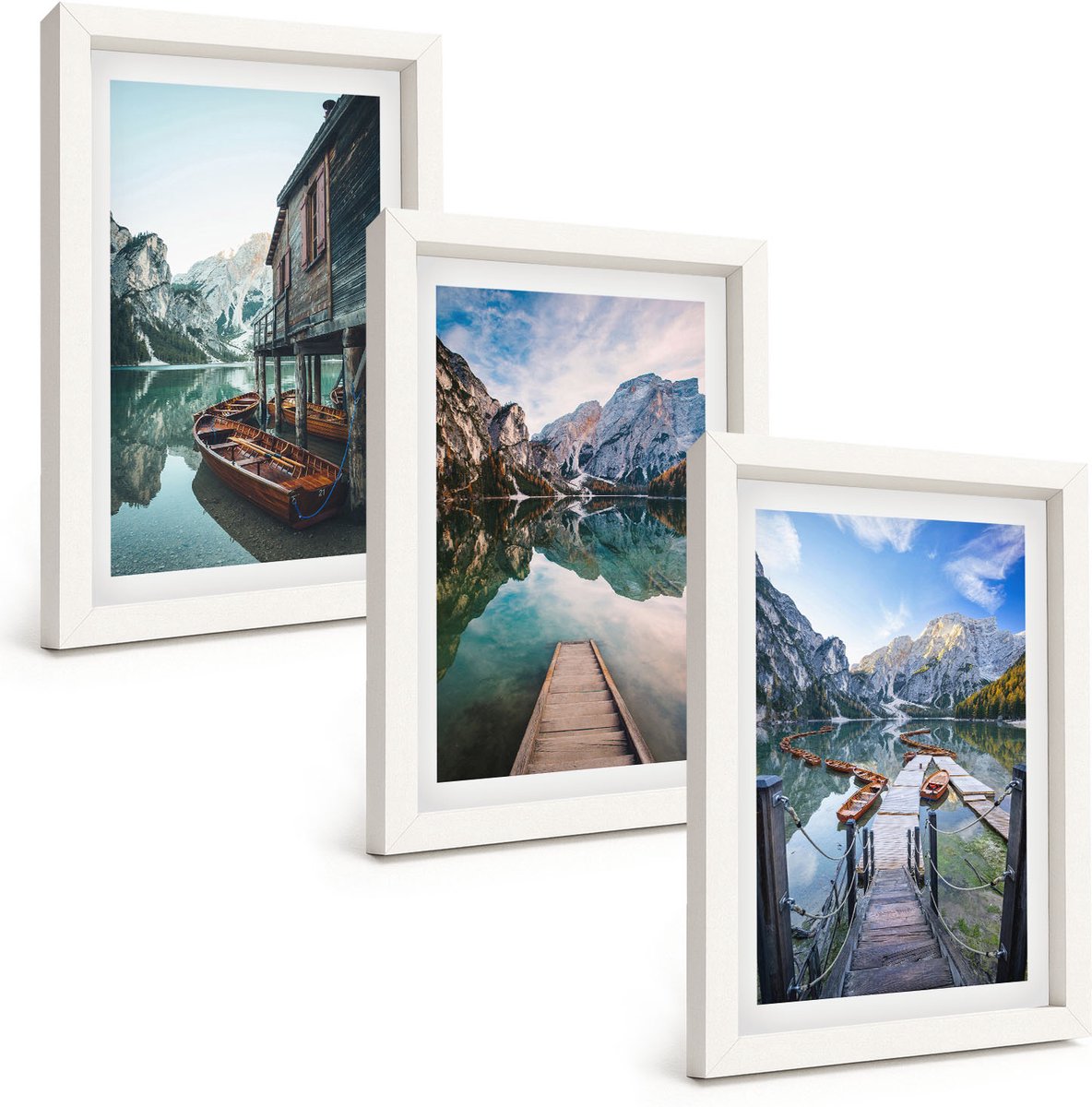 Tulup 3-Delige Schilderij Set - Een rustig meer in de bergen met houten bootjes. - 20x30 - Stijlvolle Muurdecoratie - Kantoor - Moderne Wanddecoratie