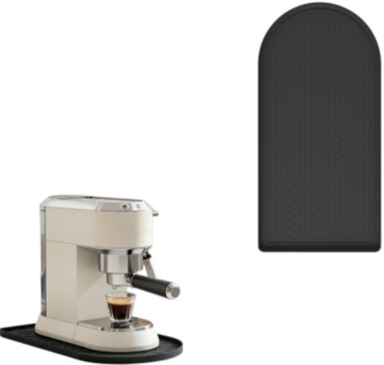 Crèmekleurige espressomachine op een zwart matje, naast een apart zwart matje.