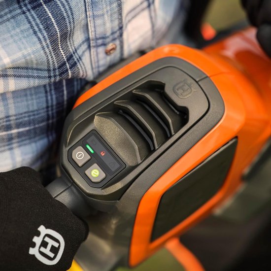 Husqvarna 230i accu-kettingzaag - krachtig, weerbestendig, eenvoudig te starten en emissievrij voor brandhout- en snoeiwerkzaamheden rondom het huis (zonder accu en oplader). — afbeelding 5