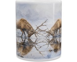 Koffiemok Davidshert - Elaphurus davidianus Staven Vechtend in Moeras - Aquarel Panorama Mok Cadeau Natuur en Wilde Dieren