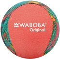 Koraalrode Waboba Original bal met gekleurde, wervelende patronen aan de zijkant.