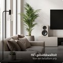 Grijze Wharfedale luidspreker in een woonkamer naast een bank en tv. Tekst: 'HiFi geluidskwaliteit Voor een betaalbare prijs'.