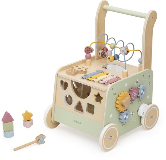 Houten loopwagen met diverse speelelementen, waaronder een xylofoon en kralenbaan. Houten blokken en hamer liggen ernaast.