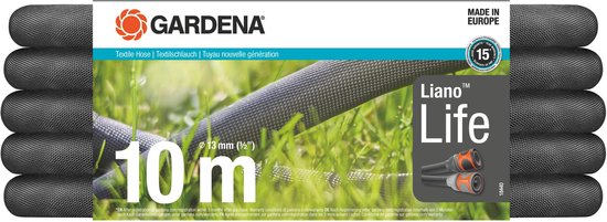Grijze Gardena Liano Life 10m tuinslang op gras, met oranje connectoren.