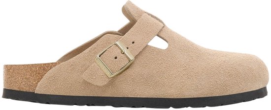 Beige suède Birkenstock Boston klomp met goudkleurige gesp, op witte achtergrond.