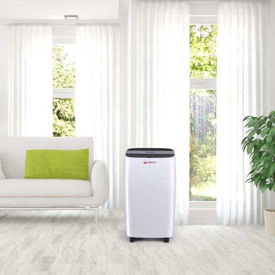 Witte Alpina luchtontvochtiger met wieltjes in een woonkamer met witte bank.