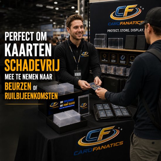 Verkoper biedt toploaders en penny sleeves aan op een beurs. Er staan meerdere producten op de toonbank en de verkoper houdt een kaart omhoog.