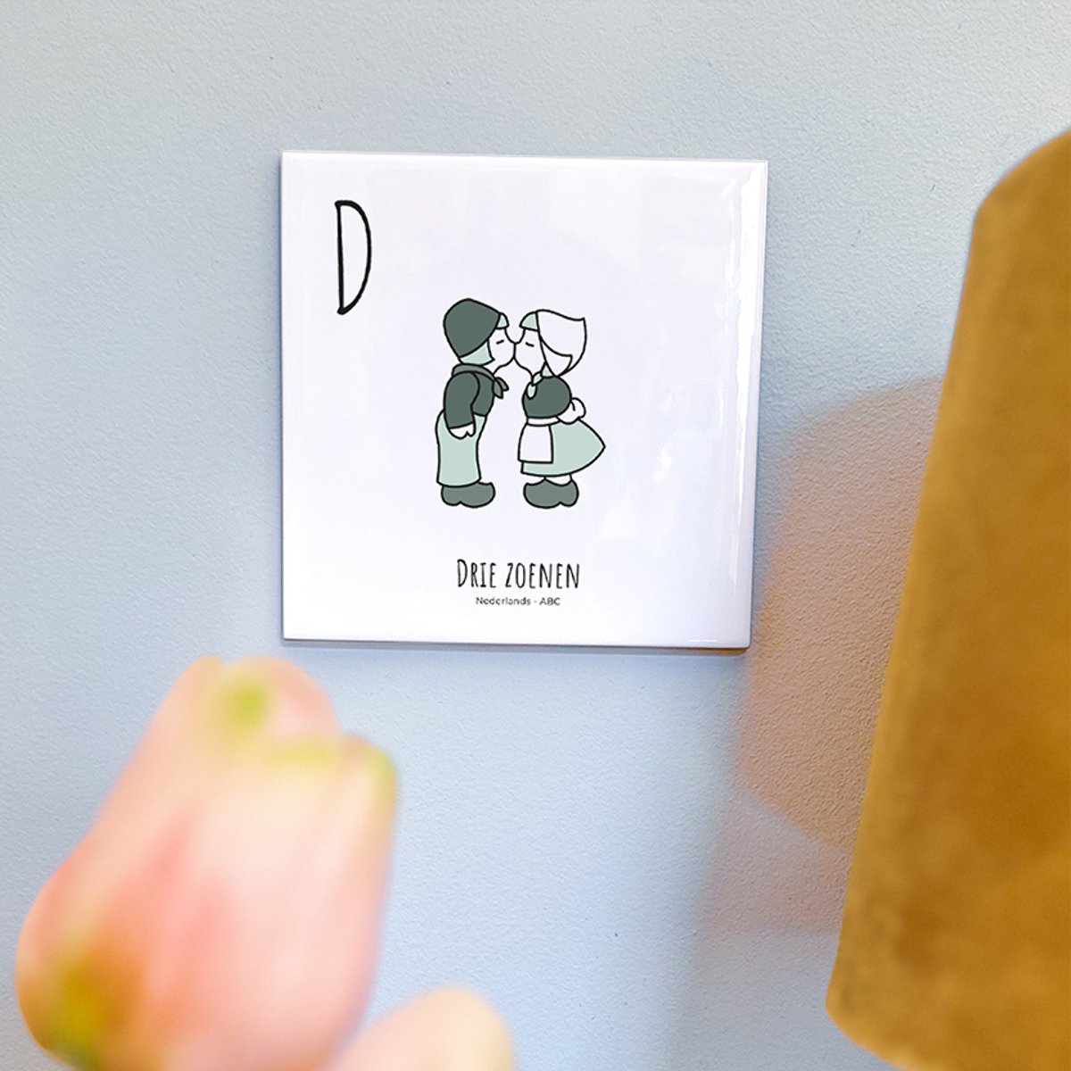 Drie zoenen - ABC tegeltje Nederland - Keramiek met Handgetekende Illustratie - Wanddecoratie - Woondecoratie - Relatiegeschenk - Souvenir - 10,8 x 10,8 cm
