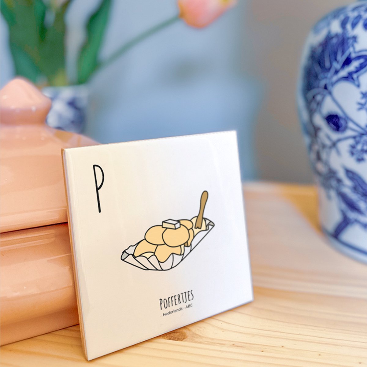 Poffertjes - ABC tegeltje Nederland - Keramiek met Handgetekende Illustratie - Wanddecoratie - Woondecoratie - Relatiegeschenk - Souvenir - 10,8 x 10,8 cm