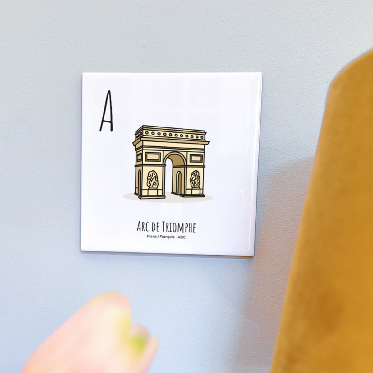 Arc de Triomphe - ABC tegeltje Frankrijk-France - Keramiek met Handgetekende Illustratie - Wanddecoratie - Woondecoratie - Relatiegeschenk - Souvenir - 10,8 x 10,8 cm