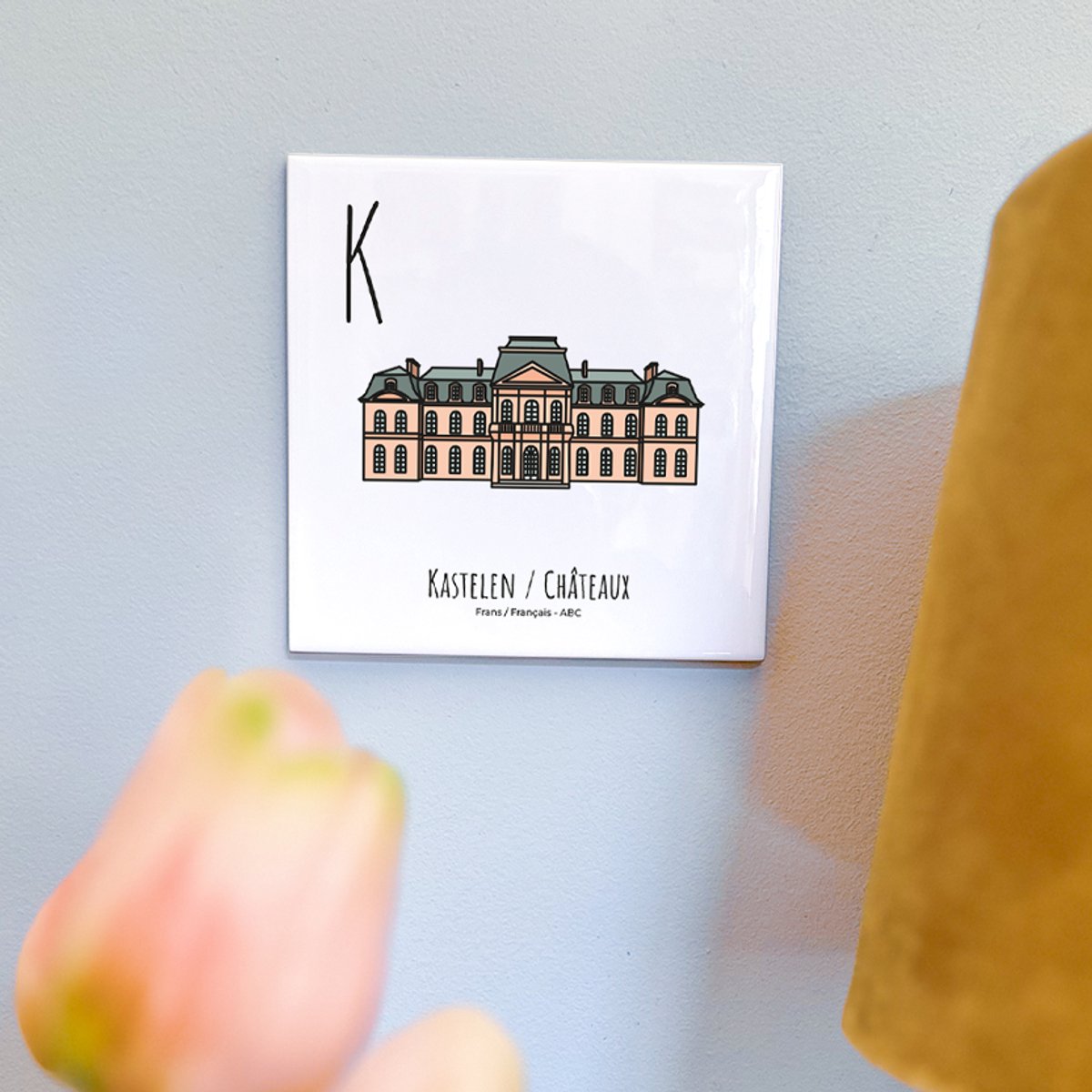 Kastelen / Châteaux - ABC tegeltje Frankrijk-France - Keramiek met Handgetekende Illustratie - Wanddecoratie - Woondecoratie - Relatiegeschenk - Souvenir - 10,8 x 10,8 cm