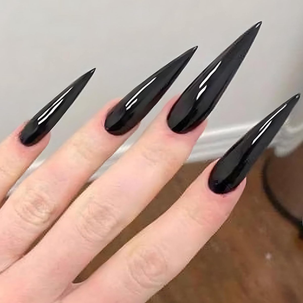 24 Stuks Nagels om op te Plakken Lang Stiletto, Zwart Franse Press-on Nagels, Effen Acryl Volledige Dekking Kunstmatige Nagels, Elegante Glanzende Vingernagels om op te Plakken voor Vrouwen