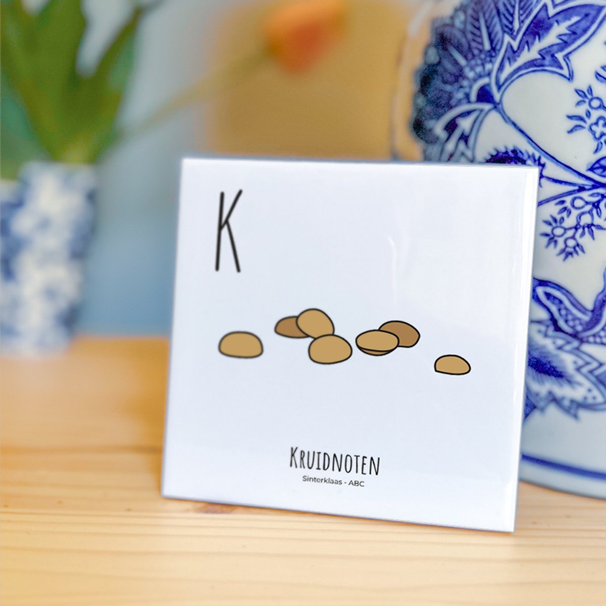 Kruidnoten - ABC tegeltje Sinterklaas - Keramiek met Handgetekende Illustratie - Wanddecoratie - Woondecoratie - Relatiegeschenk - Souvenir - 10,8 x 10,8 cm
