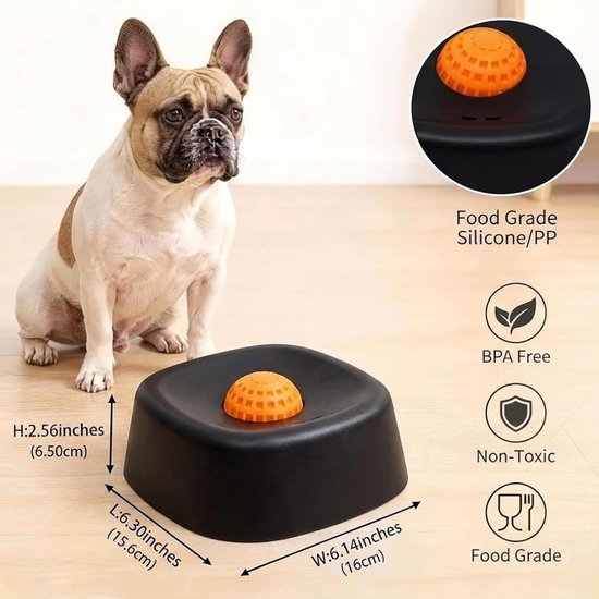 Franse bulldog kijkt naar een zwart voerbakje met een oranje bal. Afmetingen en pictogrammen voor voedselveiligheid worden getoond.