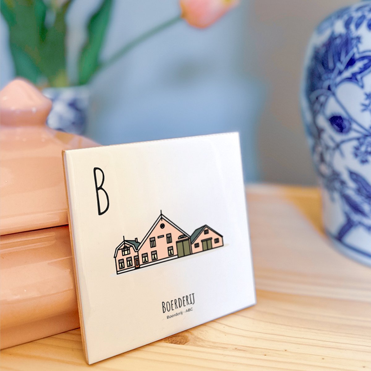 Boerderij - ABC tegeltje Boerderij - Keramiek met Handgetekende Illustratie - Wanddecoratie - Woondecoratie - Relatiegeschenk - Souvenir - 10,8 x 10,8 cm