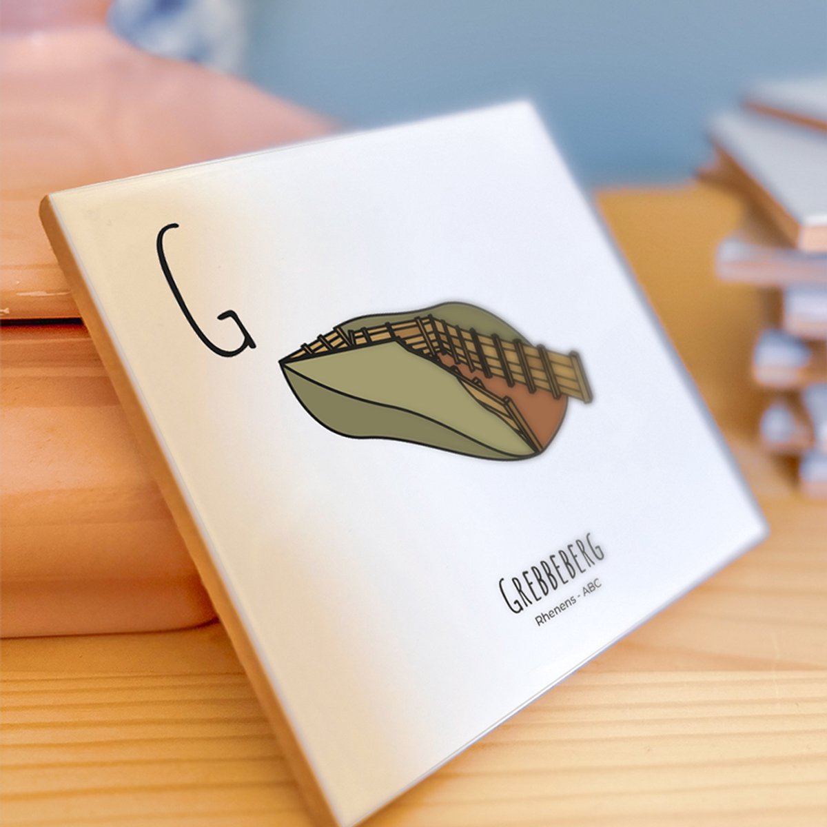 Grebbeberg - ABC tegeltje Rhenen - Keramiek met Handgetekende Illustratie - Wanddecoratie - Woondecoratie - Relatiegeschenk - Souvenir - 10,8 x 10,8 cm