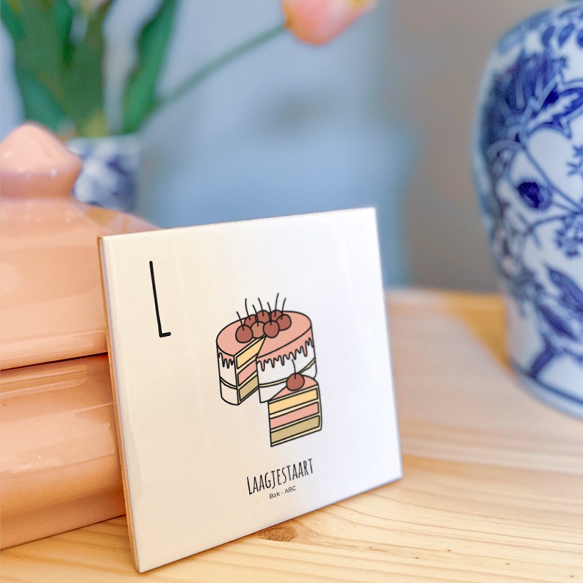 Laagjestaart - ABC tegeltje Bakken - Keramiek met Handgetekende Illustratie - Wanddecoratie - Woondecoratie - Relatiegeschenk - Souvenir - 10,8 x 10,8 cm