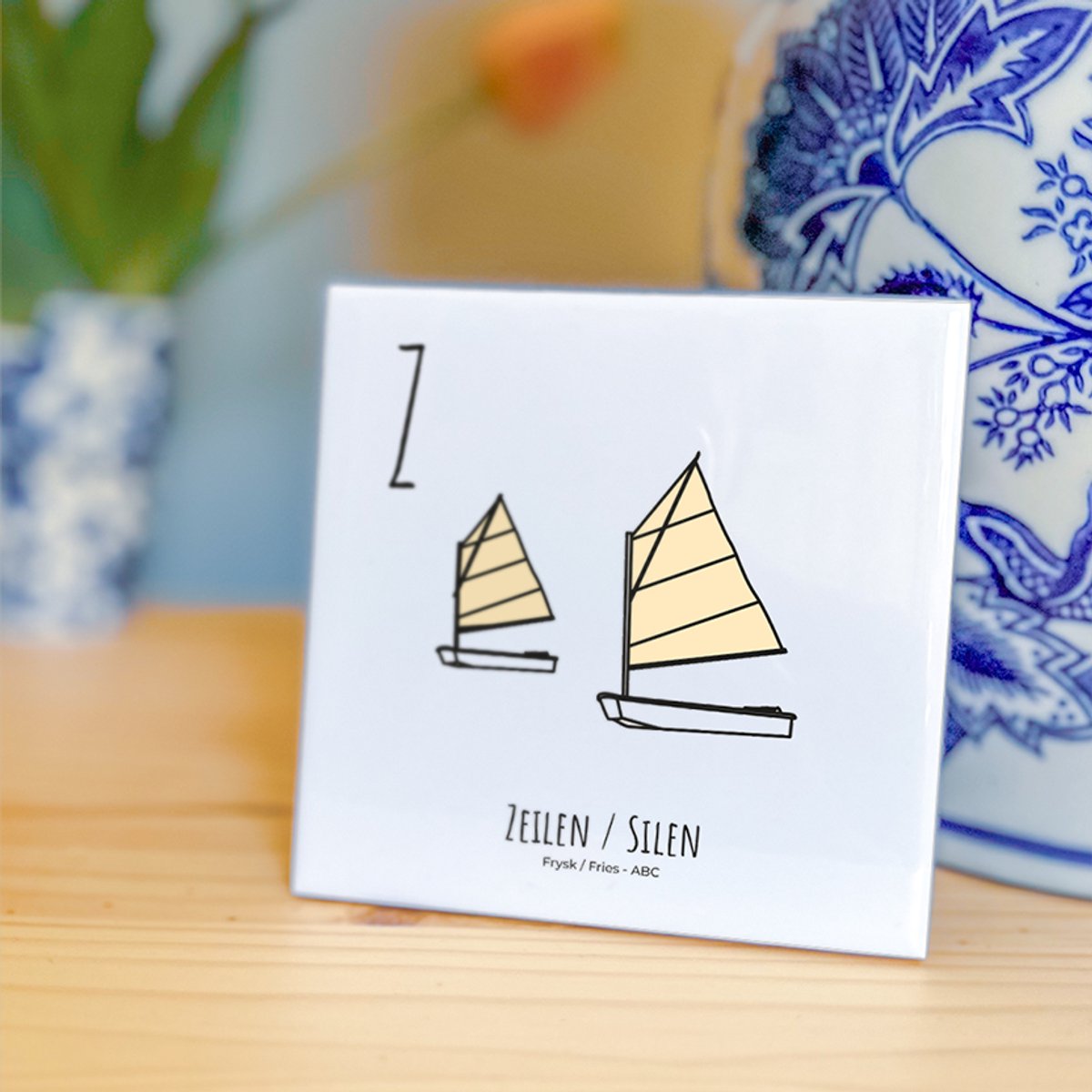 Zeilen / Silen - ABC tegeltje Fryslân-Friesland - Keramiek met Handgetekende Illustratie - Wanddecoratie - Woondecoratie - Relatiegeschenk - Souvenir - 10,8 x 10,8 cm