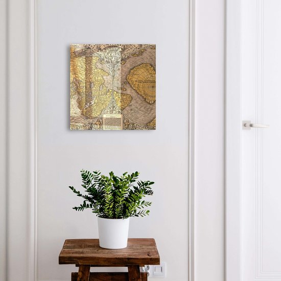 Decoratieve wandplaat met een antieke wereldkaart in bruine en gele tinten.