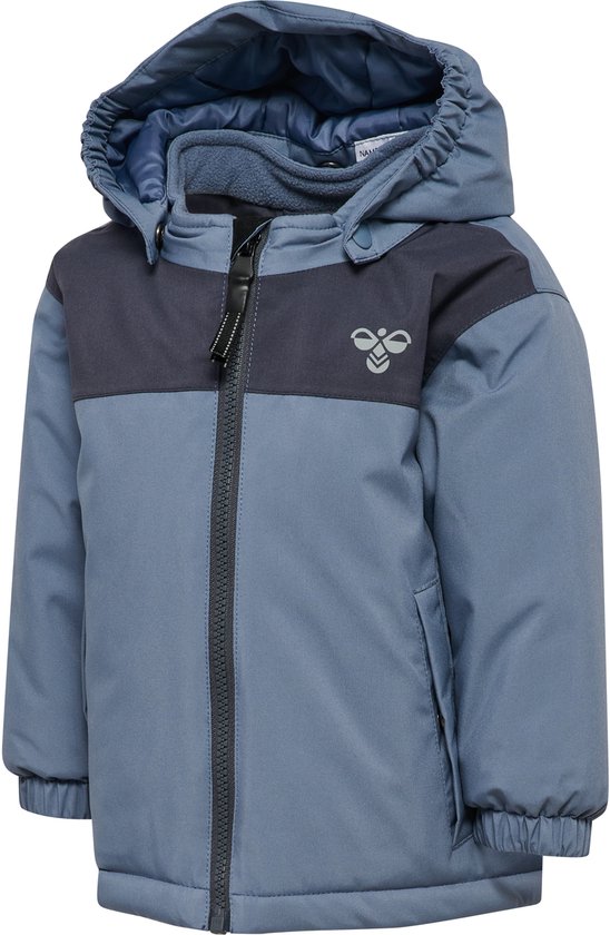 Blauwe kinder winterjas met donkerblauwe band over de borst en capuchon. Hummel logo op de borst.