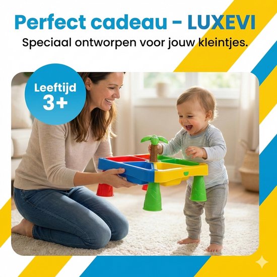 Een vrouw knielt en lacht naar een baby die speelt met een kleurrijke zand- en watertafel met een palmboom.