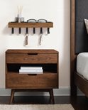 Houten nachtkastje met houten sleutelhanger met 5 haken, met brillen en een geurstoftester.