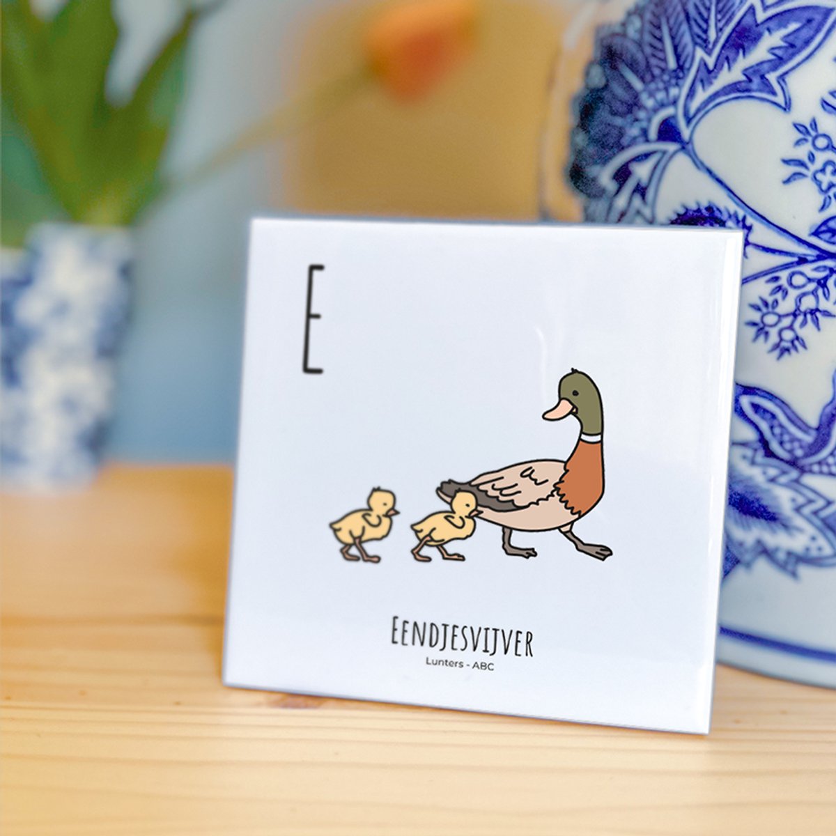 Eendjesvijver - ABC tegeltje Lunteren - Keramiek met Handgetekende Illustratie - Wanddecoratie - Woondecoratie - Relatiegeschenk - Souvenir - 10,8 x 10,8 cm