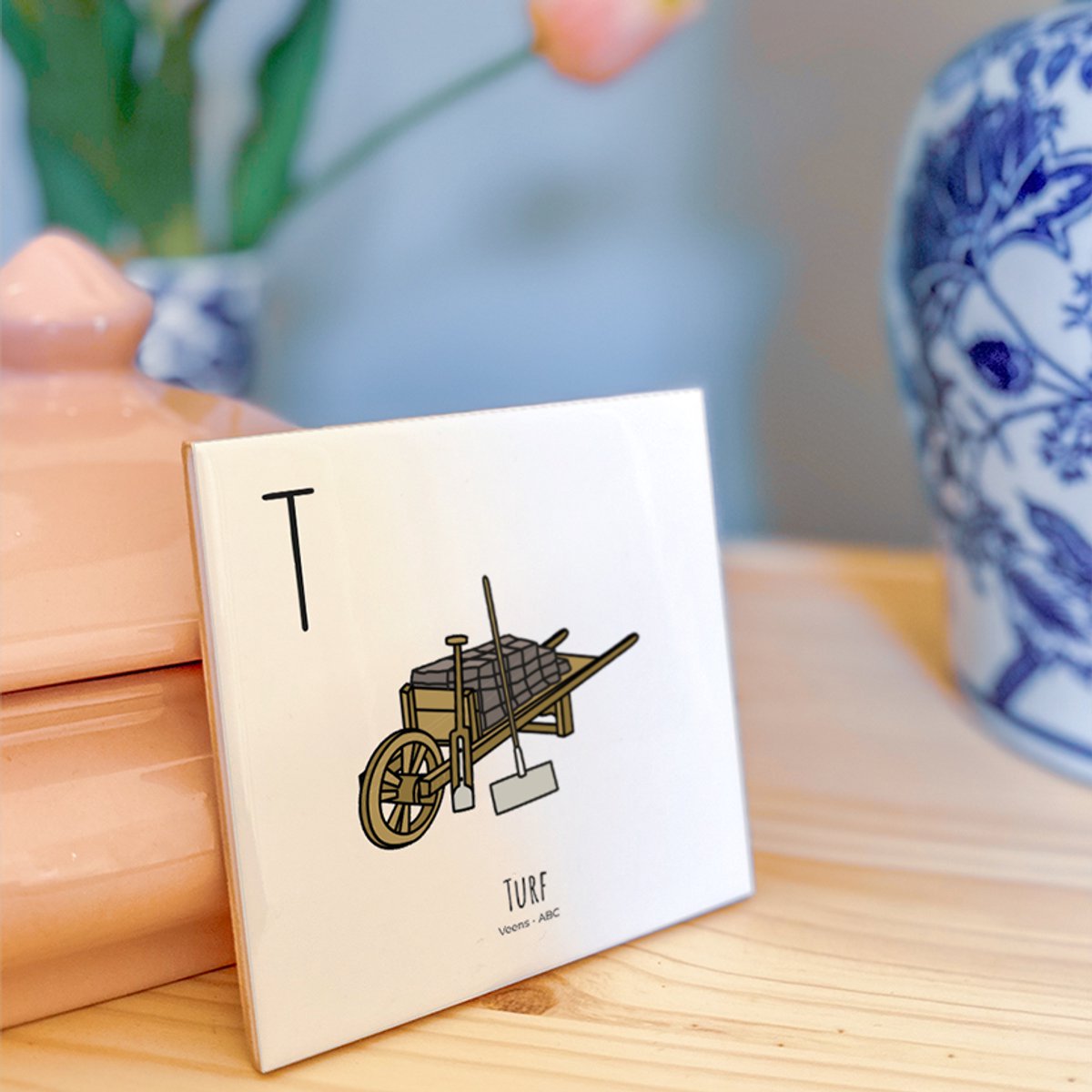 Turf - ABC tegeltje Veenendaal - Keramiek met Handgetekende Illustratie - Wanddecoratie - Woondecoratie - Relatiegeschenk - Souvenir - 10,8 x 10,8 cm