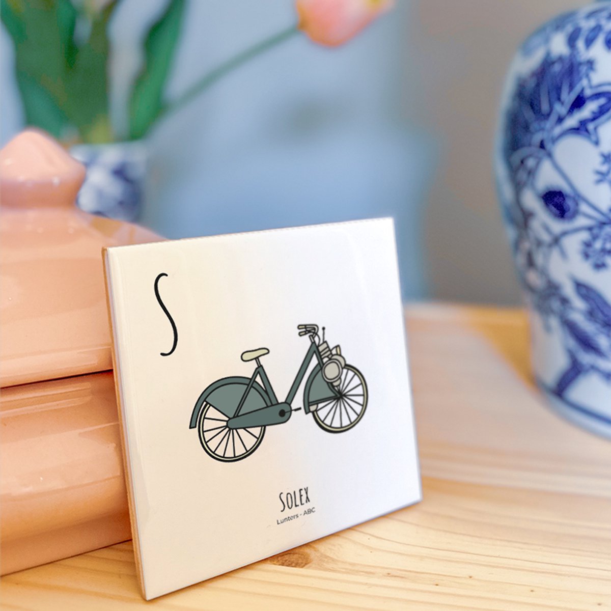 Solex - ABC tegeltje Lunteren - Keramiek met Handgetekende Illustratie - Wanddecoratie - Woondecoratie - Relatiegeschenk - Souvenir - 10,8 x 10,8 cm