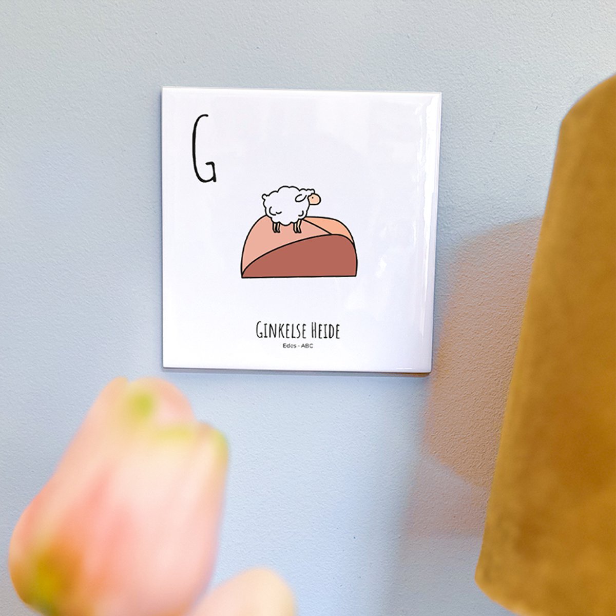 Ginkelse Heide - ABC tegeltje Ede - Keramiek met Handgetekende Illustratie - Wanddecoratie - Woondecoratie - Relatiegeschenk - Souvenir - 10,8 x 10,8 cm