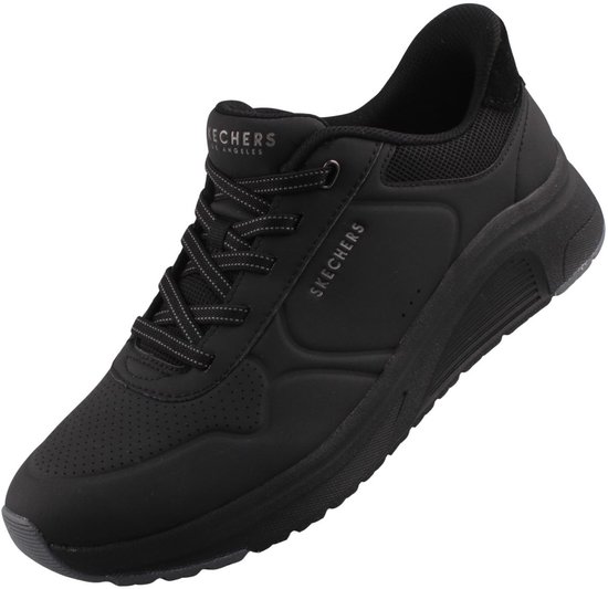 Zwarte Skechers sneaker met veters en veterschoenen. Vlakken op het bovenwerk en mesh bij de hiel.