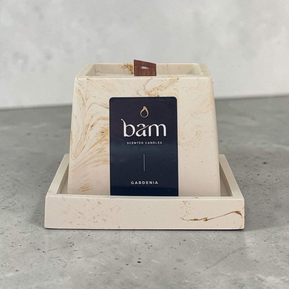 Bam kaarsen -Gardenia geurkaars in handgemaakt vierkant potje met houten wiek - op basis van zonnebloemwas - cadeautip - vegan oker gemarmerd