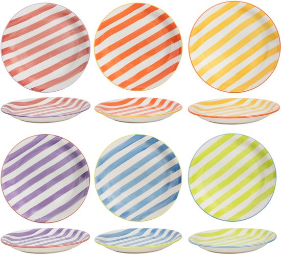 Trois rangées d'assiettes : rayées rouge, orange et jaune. Rayées violet, bleu et vert. Une assiette plate sous chaque assiette.