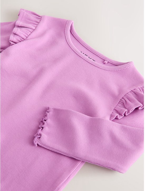 Paars geribbeld katoenen shirt met lange mouwen, ruches op de schouders en aan de mouwen, gegolfde zoom.