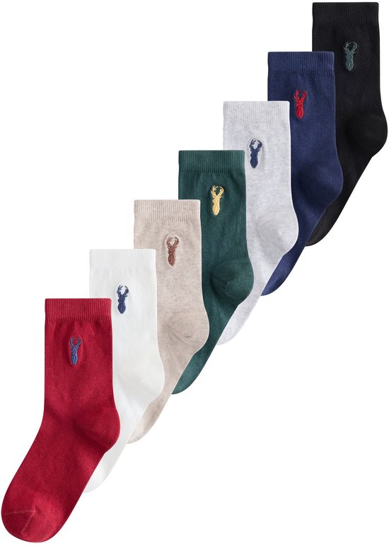 Een reeks van zeven sokken in verschillende kleuren: rood, wit, beige, groen, grijs, donkerblauw en zwart, elk met een hert-borduur.