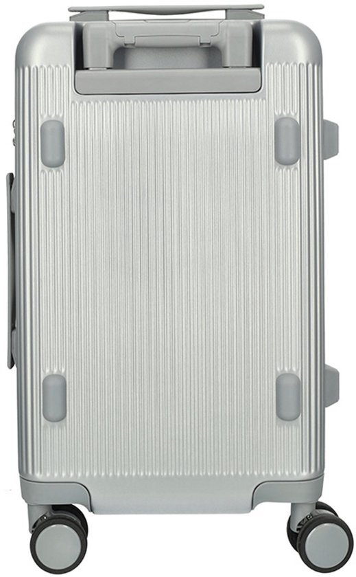 Onderkant van een zilverkleurige koffer met verticale ribbels en vier wielen.