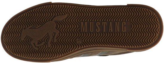 Zool van bruine sneaker met wafelprofiel, logo Mustang en een rennend paard.