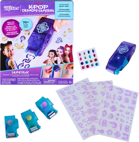 Een knutselset met paarse rollers, tattoo-stickers en juwelen, met KPop-afbeeldingen op de doos.