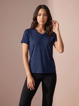 Vrouw in een donkerblauw sportshirt met V-hals en korte mouwen, met subtiel streepjespatroon.