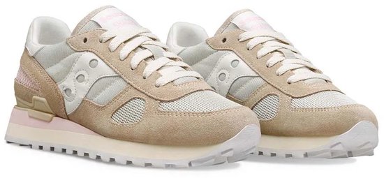 Paar beige suède damessneakers met witte en roze details.