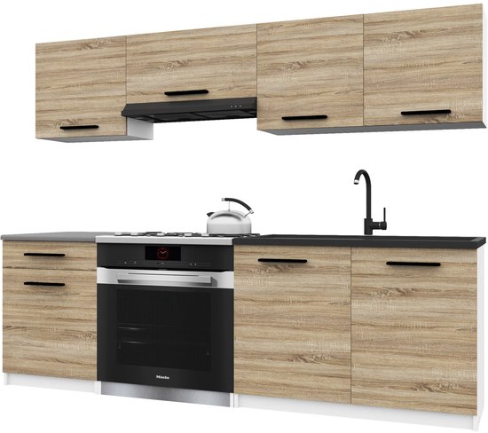 Keukenblok met houten boven- en onderkasten, aanrecht, spoelbak, kraan, afzuigkap, fornuis en oven.