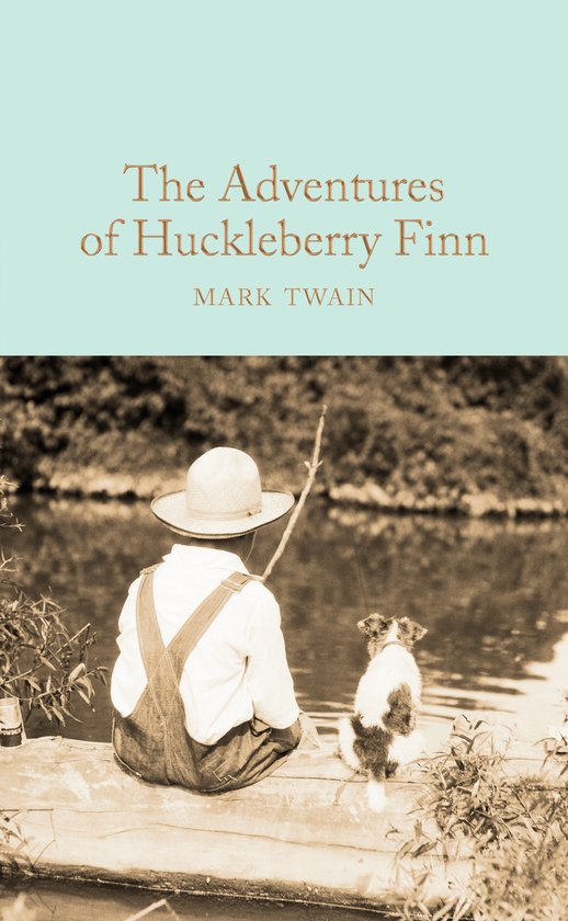 De kaft van 'The Adventures of Huckleberry Finn' toont een jongen met een strooien hoed en een hond die vissen aan een rivier.
