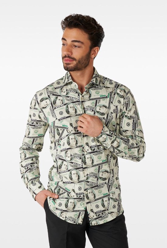 Model draagt een overhemd met honderd-dollarbiljettenprint.